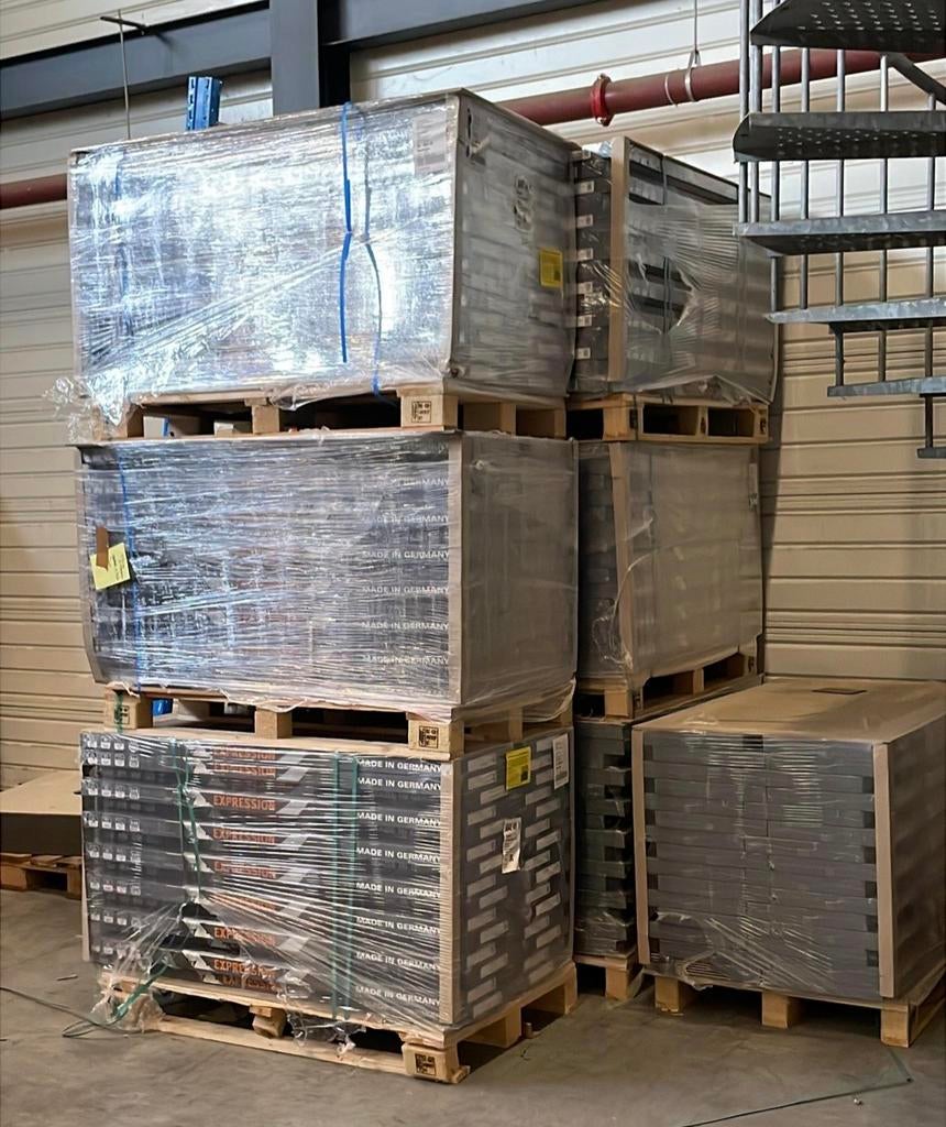 NIEUW Zwart AntRA Klik Laminaat 30m² - Zware Kwaliteit 8mm, Huis en Inrichting, Stoffering | Vloerbedekking, Ophalen, Nieuw, Grijs