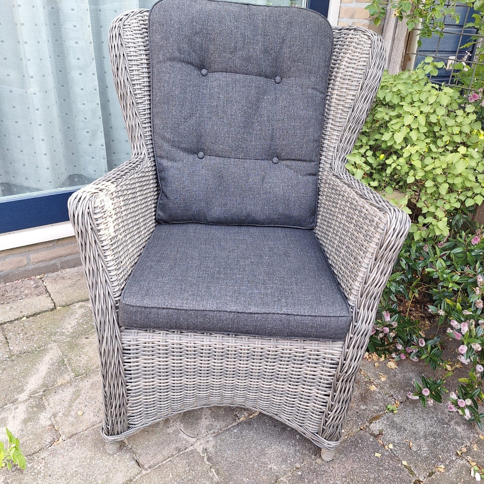 Comfortabele grijze rotan tuinstoel met kussens, Ophalen, Stof, Zo goed als nieuw, Tuinstoel, Loungestoel, Rotan