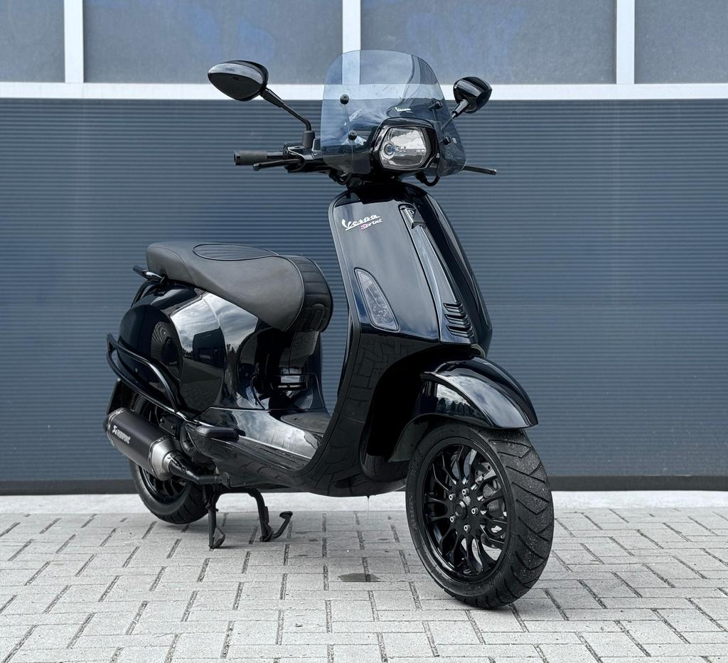 Vespa Sprint 2016 2V 4T Carb AKRAPOVIC Black on Black, Fietsen en Brommers, Scooters | Vespa, Ophalen, Zo goed als nieuw, Benzine