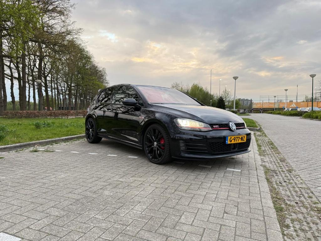 Volkswagen Golf 2.0 TSI GTI 370PK 3D DSG Performance 2016, Auto's, Standkachel, 4 cilinders, Zwart, Leder