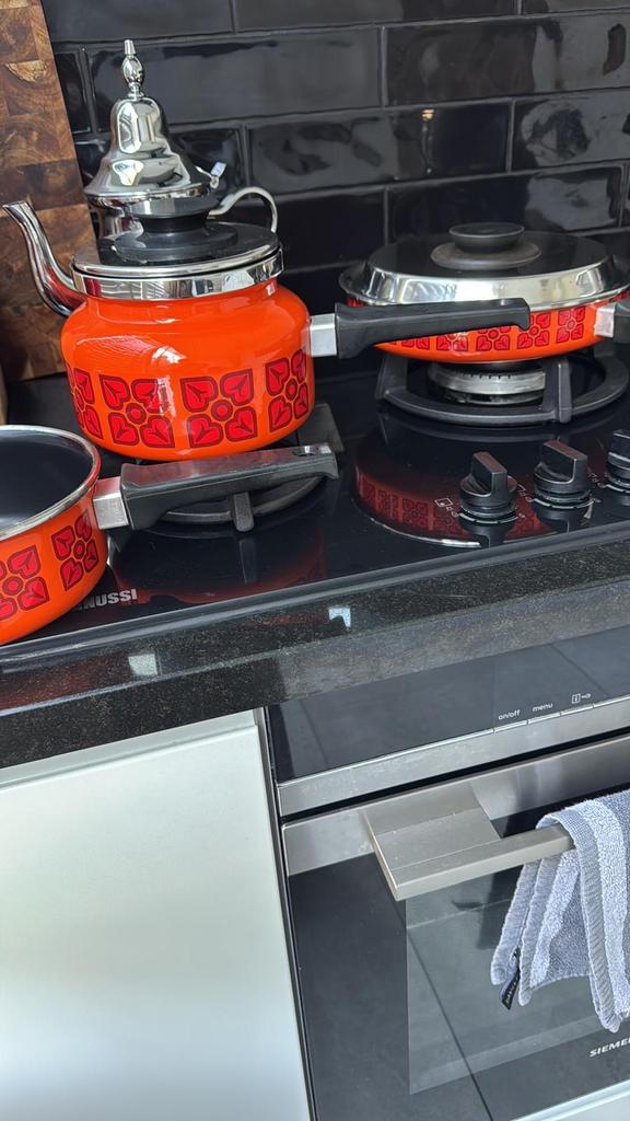 Vintage Oranje Pannenset met Theepot, Huis en Inrichting, Keuken | Potten en Pannen, Ophalen, Zo goed als nieuw, Overige materialen