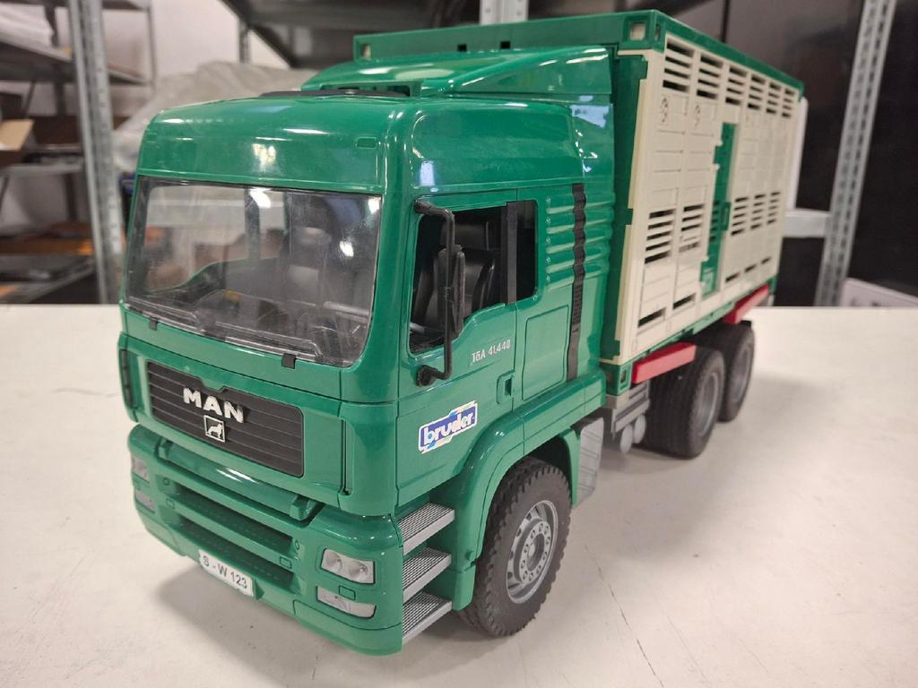 Bruder MAN TGA 41.440 met veewagen afzetbak en koe en stier, Ophalen of Verzenden, Zo goed als nieuw