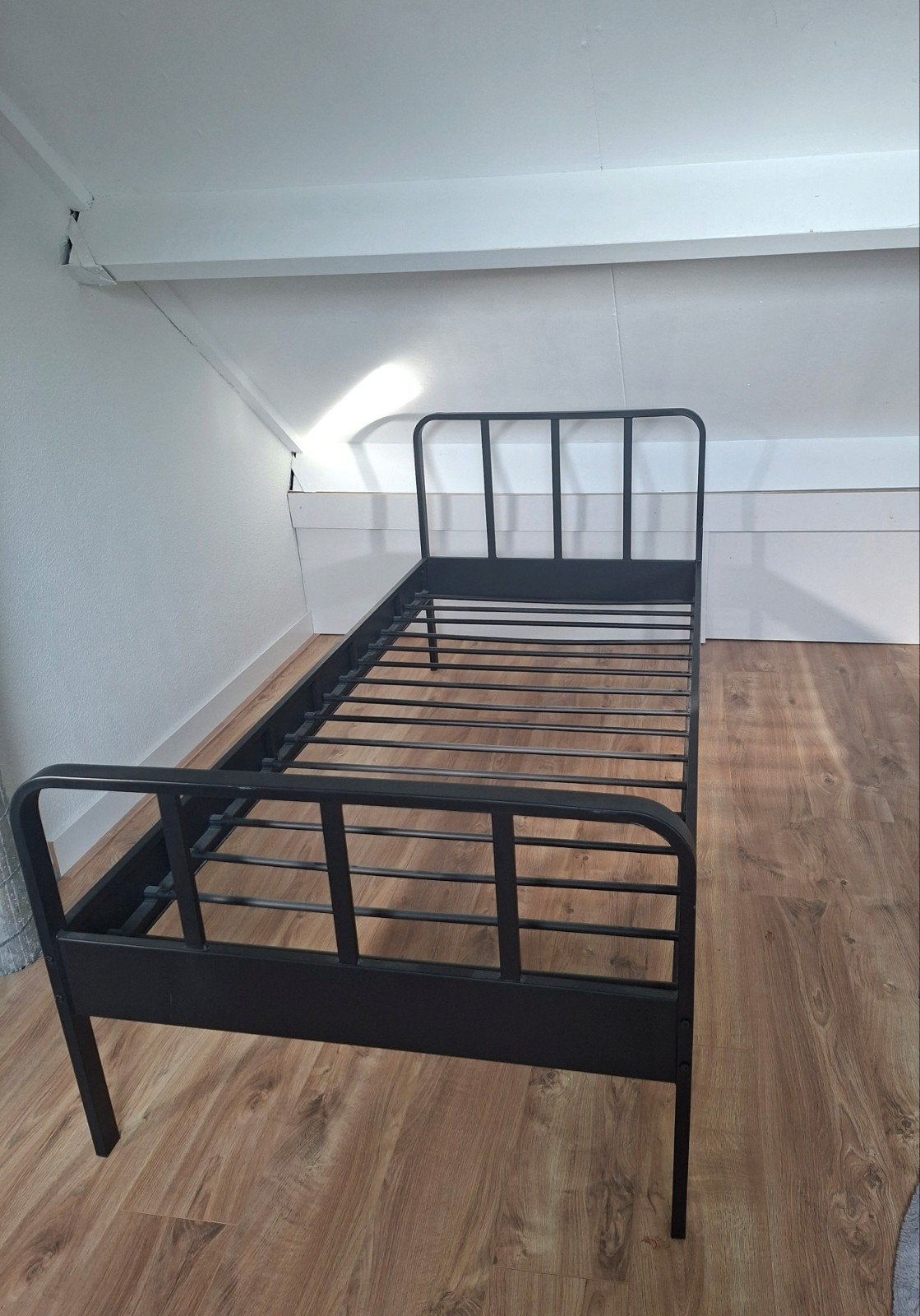 WOOOD bed Mees, Ophalen, 90 cm, Eenpersoons, Zwart