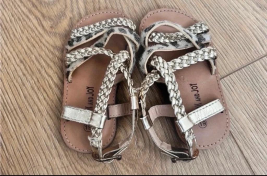 Leuke sandalen met luipaardprint en goudkleurige bandjes, Schoenen, Zo goed als nieuw, Verzenden, Meisje