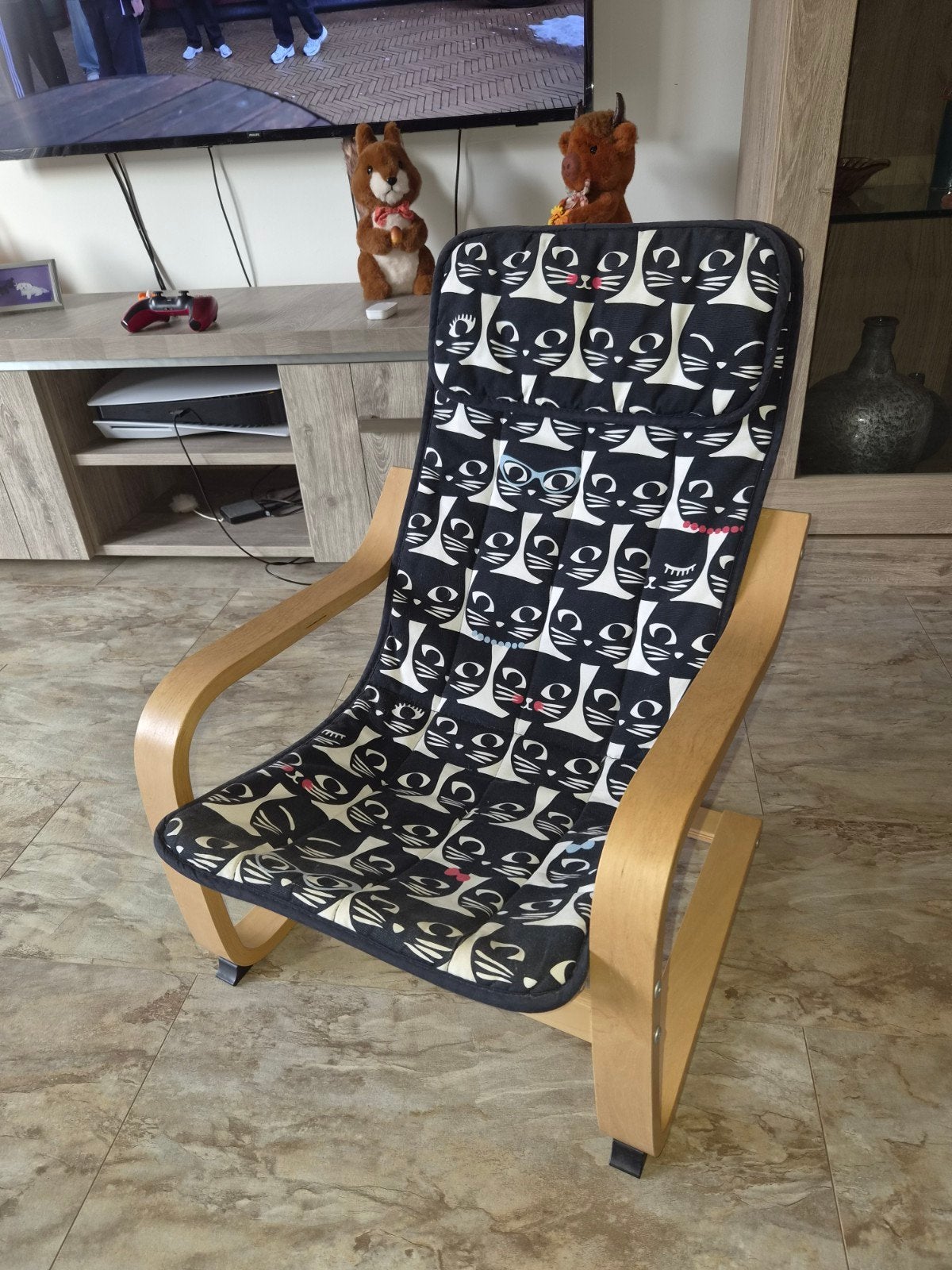 Ikea Poang stoel met kattenprint kussen, Huis en Inrichting, Stoelen, Ophalen, Gebruikt, Modern, Speels, Zwart