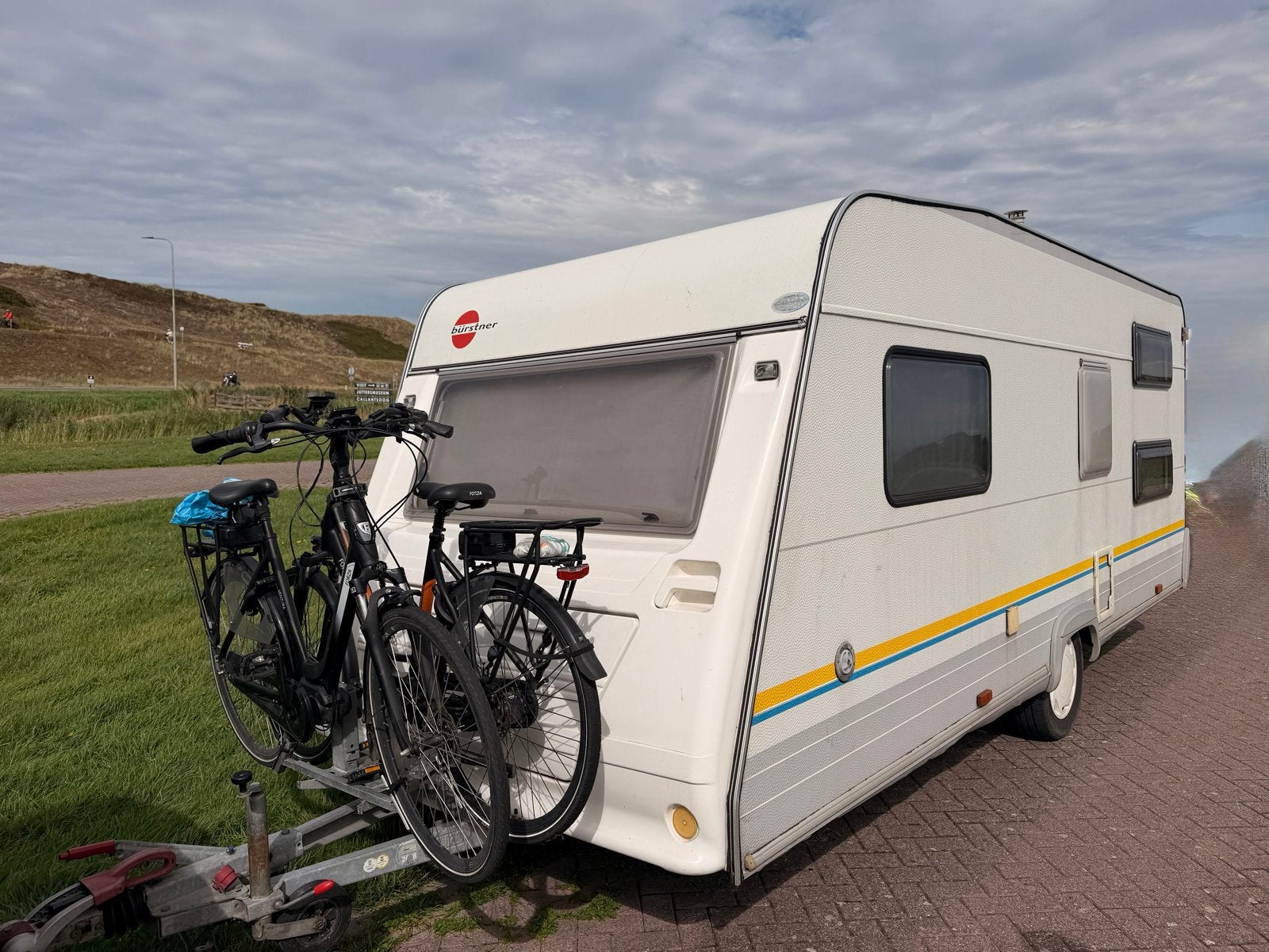 Nette Burstner Fun 480 TK caravan met voortent en luifel, Caravans en Kamperen, Vast bed, Treinzit, 750 - 1000 kg, Particulier