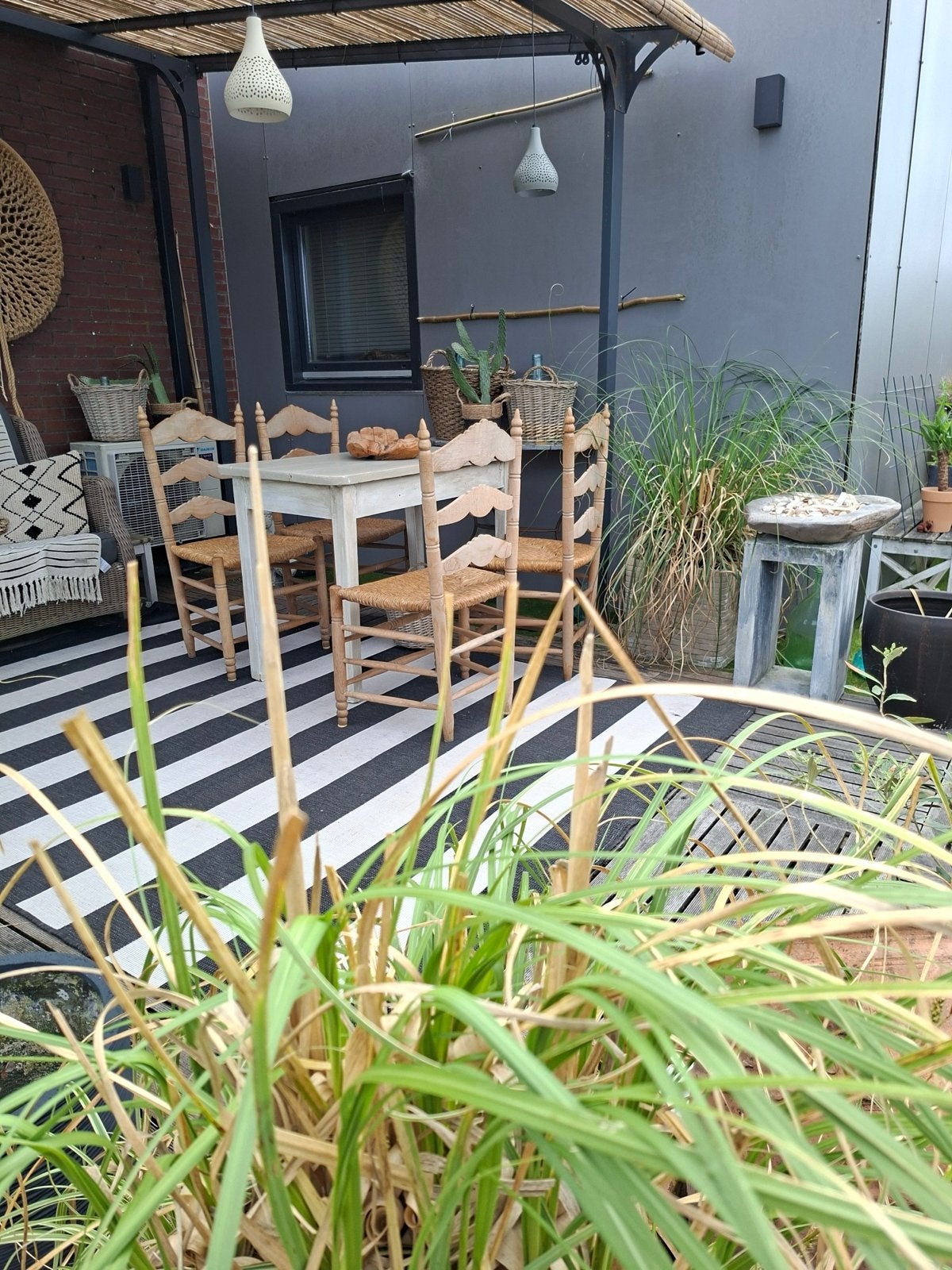 Antiek Frans tafeltje met 4 rieten cafestoeltjes Ibiza stijl, Ophalen