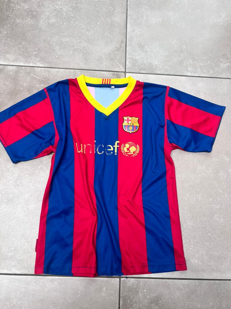 FC BARCELONA MESSI SHIRT MAAT 10 / 146 BIJNA GRATIS, Ophalen of Verzenden, Zo goed als nieuw, Jongen, Sport- of Zwemkleding