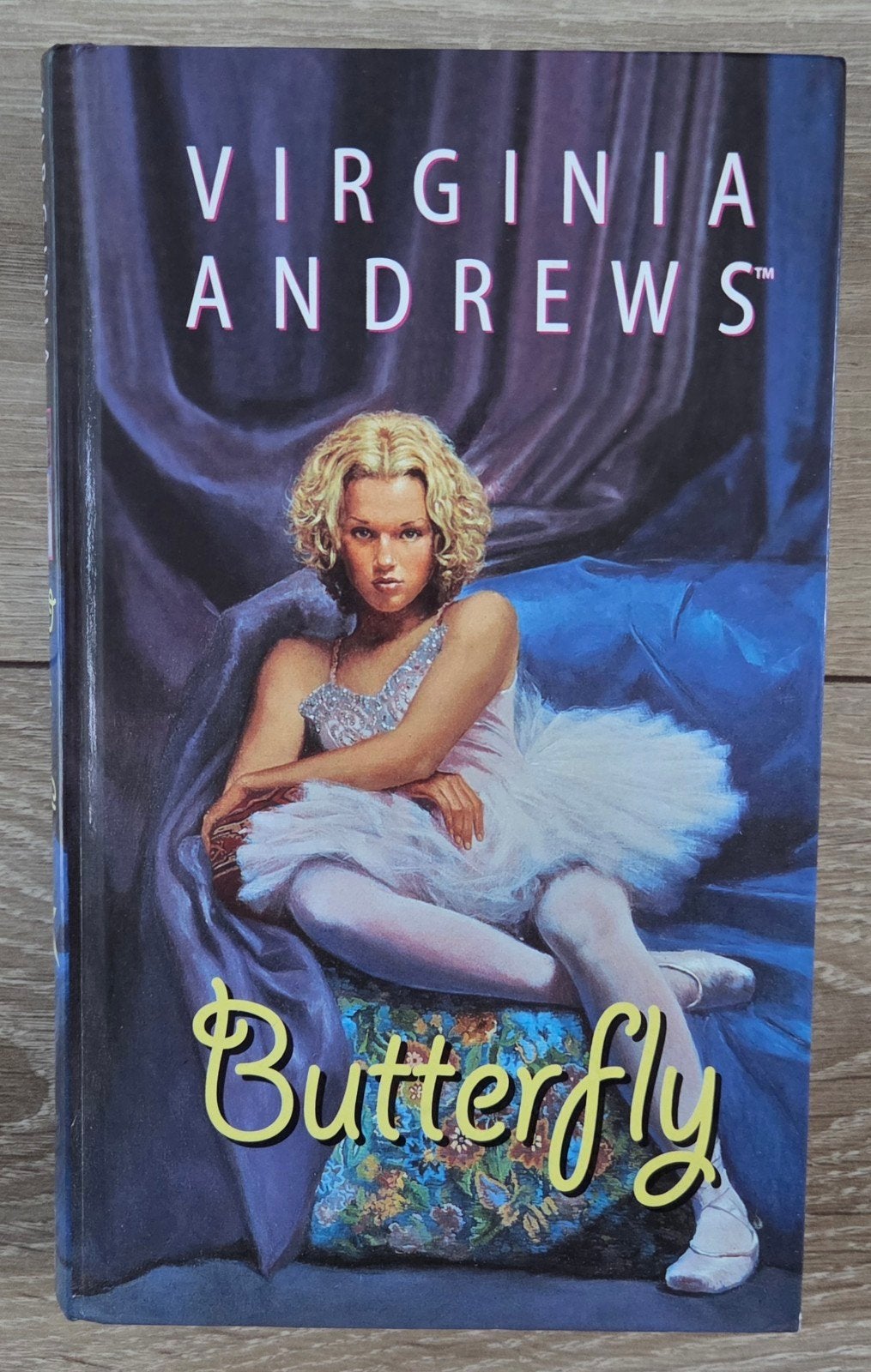 Virginia Andrews - Butterfly - De Weeskinderen-serie deel 1, Ophalen of Verzenden, Zo goed als nieuw, Virginia Andrews