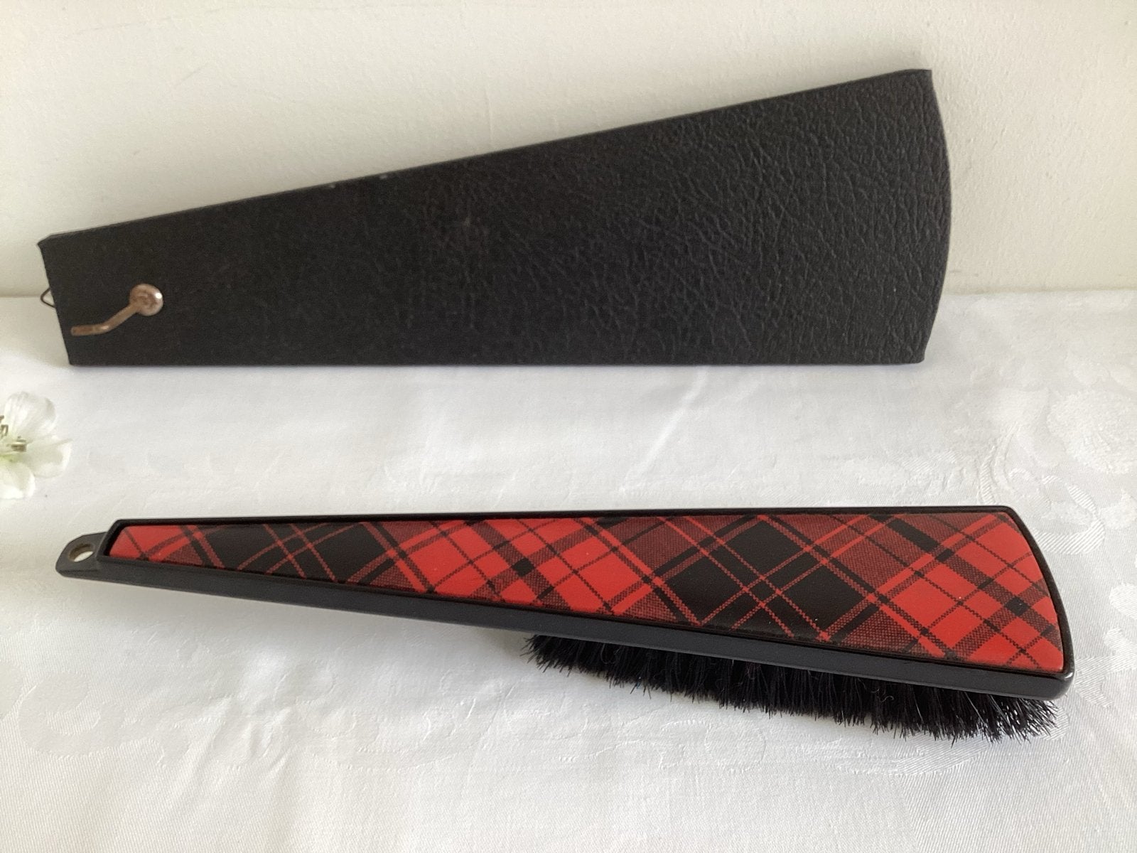 Vintage kledingborstel met schotse ruit en wandhouder., Ophalen of Verzenden