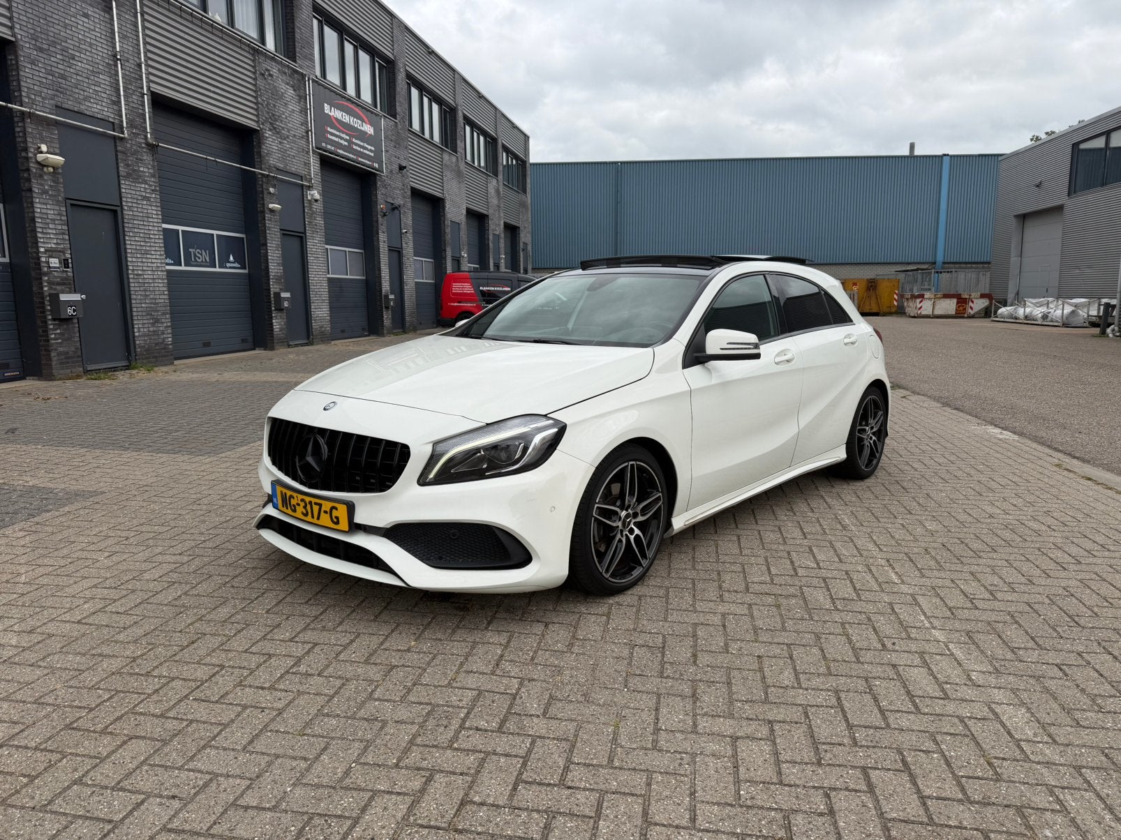 Mercedes A180 Amg  Pano Automaat, Auto's, Mercedes-Benz, 4 cilinders, Alcantara, 1200 kg, 19 km/l