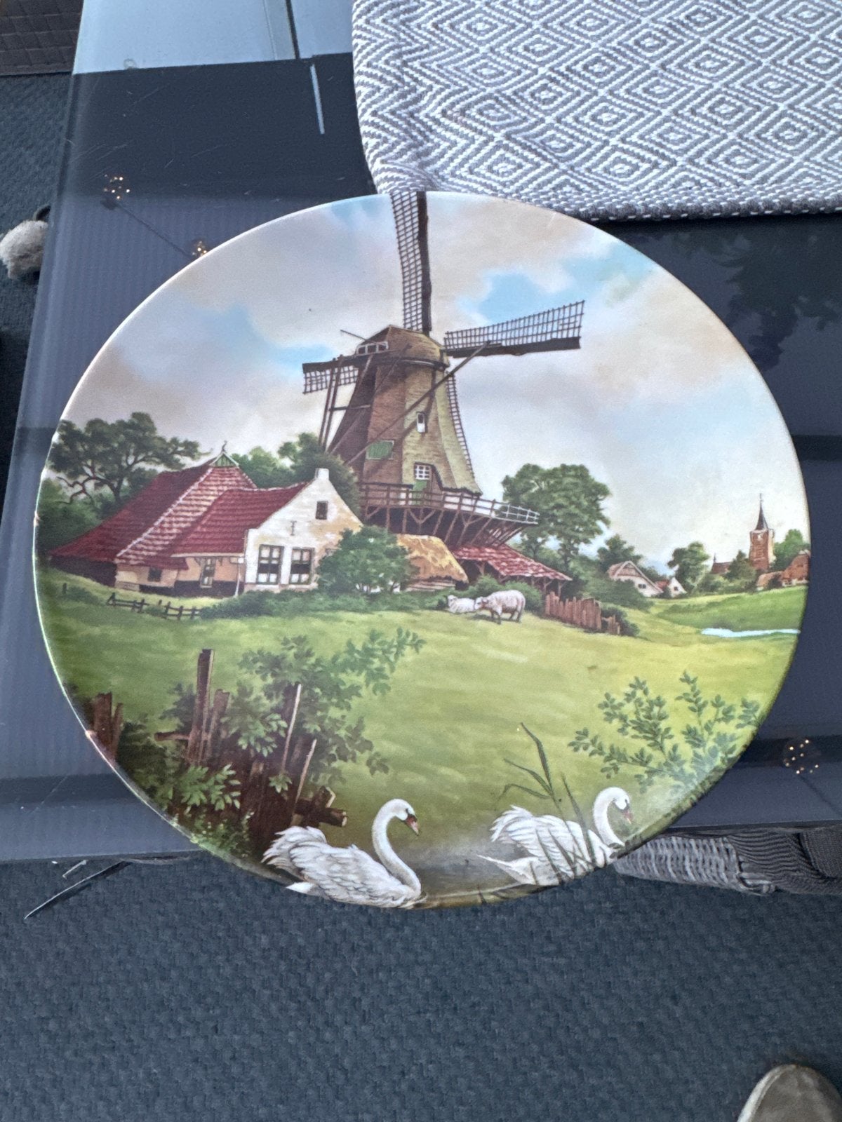 Decoratieve wand bord met Hollandse molen en zwanen, Ophalen of Verzenden