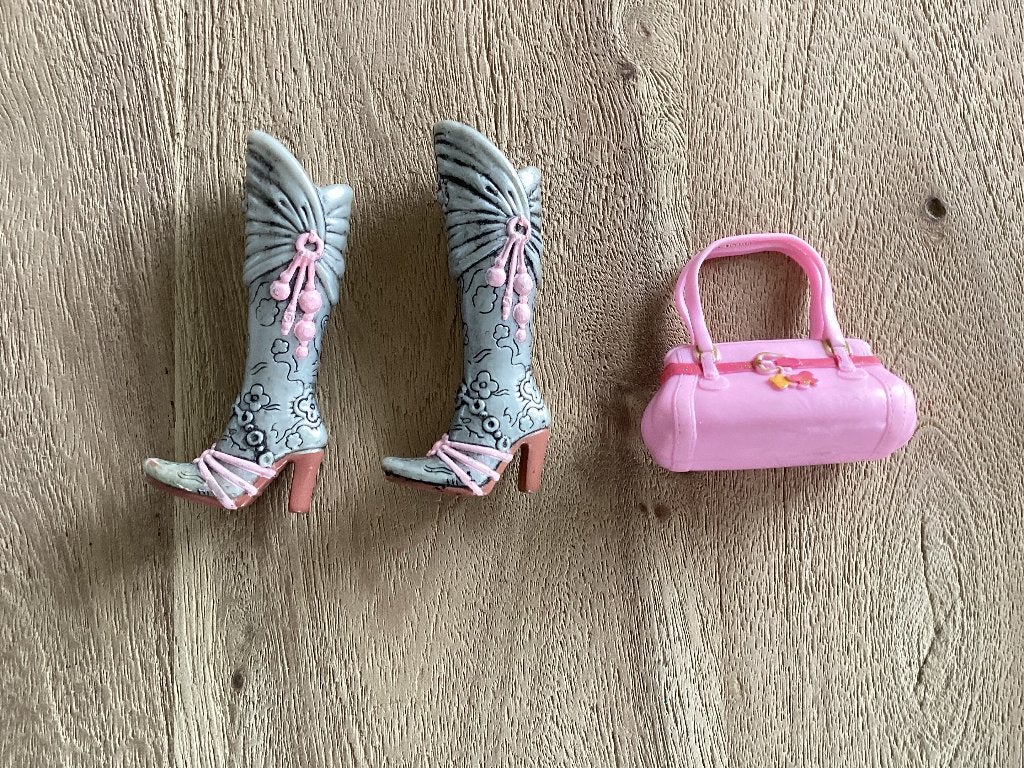 Barbielaarzen en tas Bratz., Verzamelen, Ophalen of Verzenden, Zo goed als nieuw, Accessoires