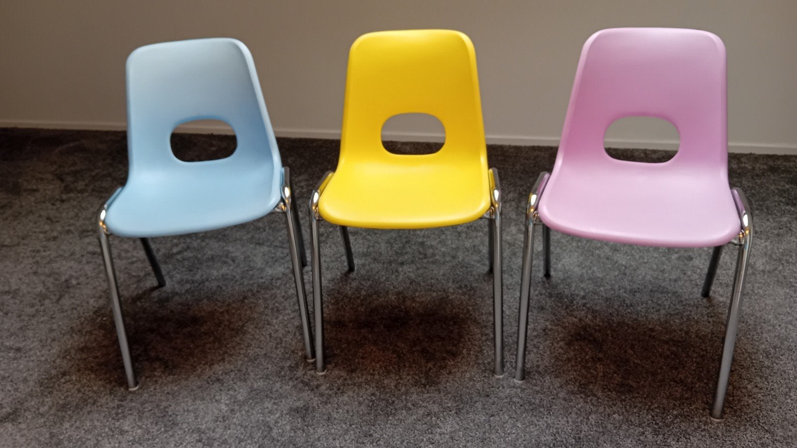 3 Vintage retro kinderstoeltjes - roze, geel, blauw, Kinderen en Baby's, Ophalen of Verzenden, Gebruikt, Stoel(en)