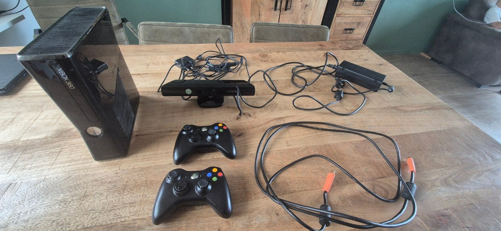 Xbox 360 S met Kinect, 2 controllers en 12 games, Spelcomputers en Games, Ophalen, Met 2 controllers, Met games, 250 GB