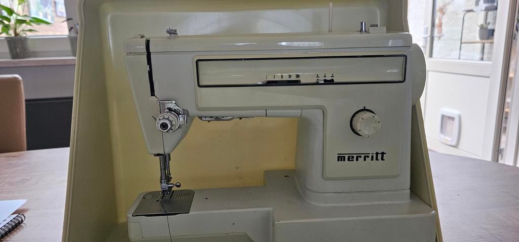 Naaimachine van het merk Merritt 100 procent in orde, Ophalen
