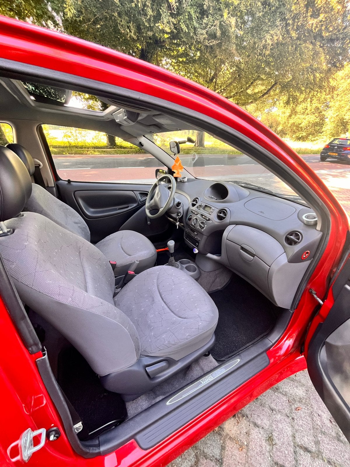 Foto 7 van Toyota Yaris 1.0 16V Vvti 3DR 2000 Rood