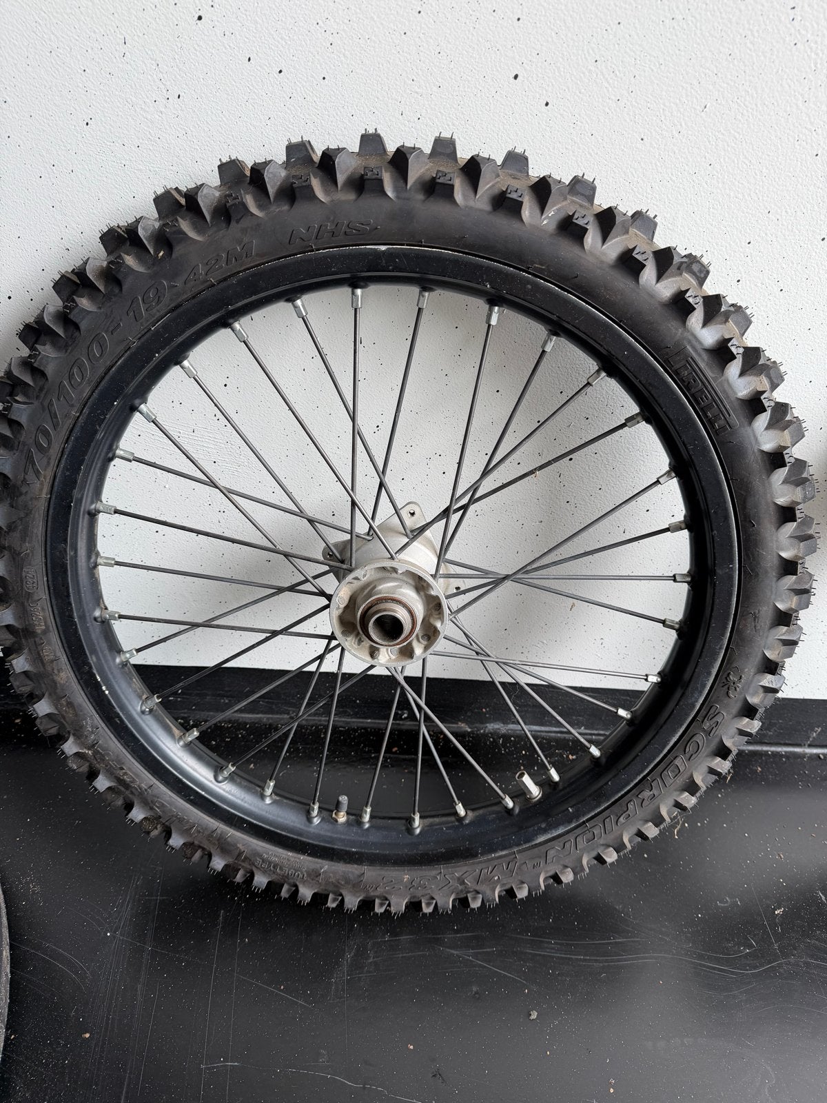 (3stks) 2 wielen en 1 band voor Crossmotor (pirelli), Motoren, Ophalen