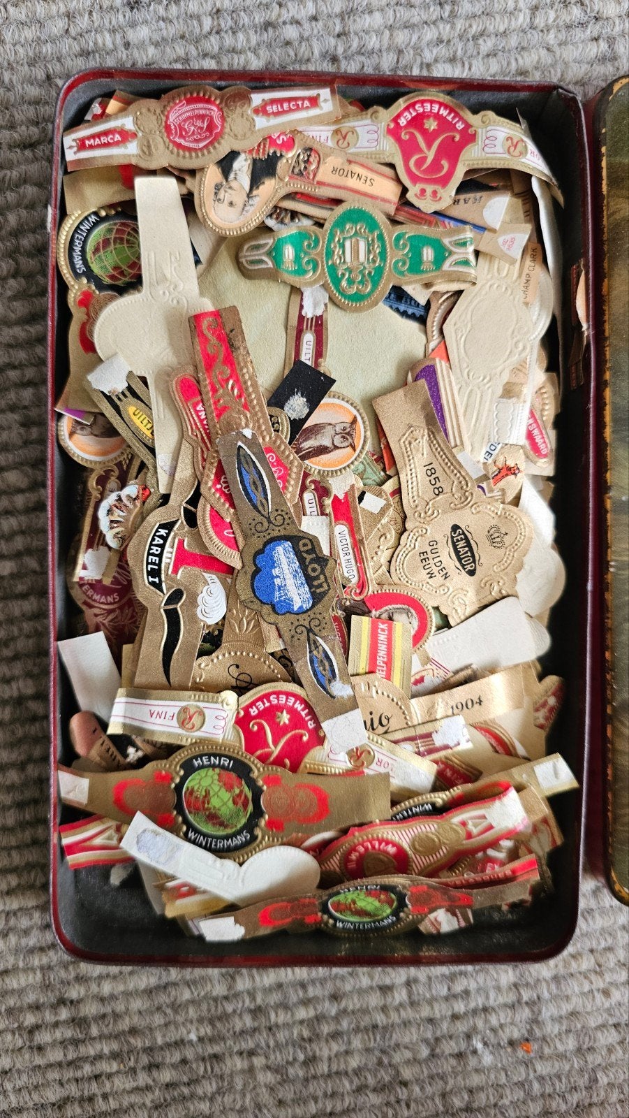 Blikje vol met sigarenbandjes van voor 1960, Ophalen of Verzenden, Gebruikt