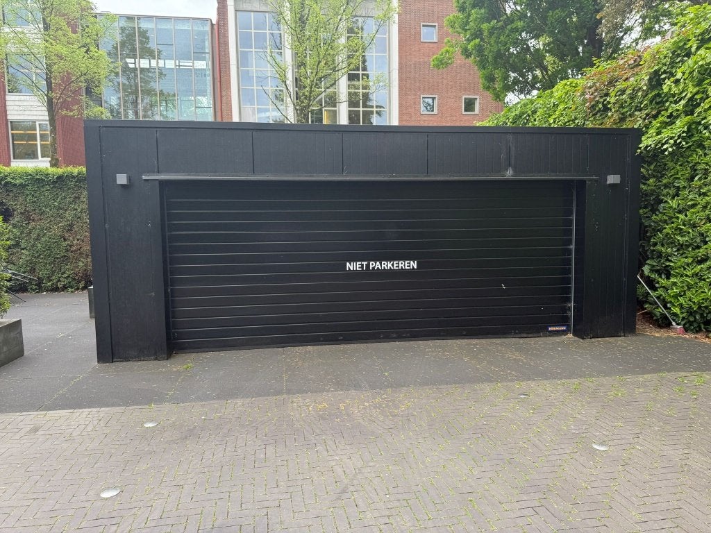 Gedemonteerde garage met dakopbouw en Hörmann garagedeur
