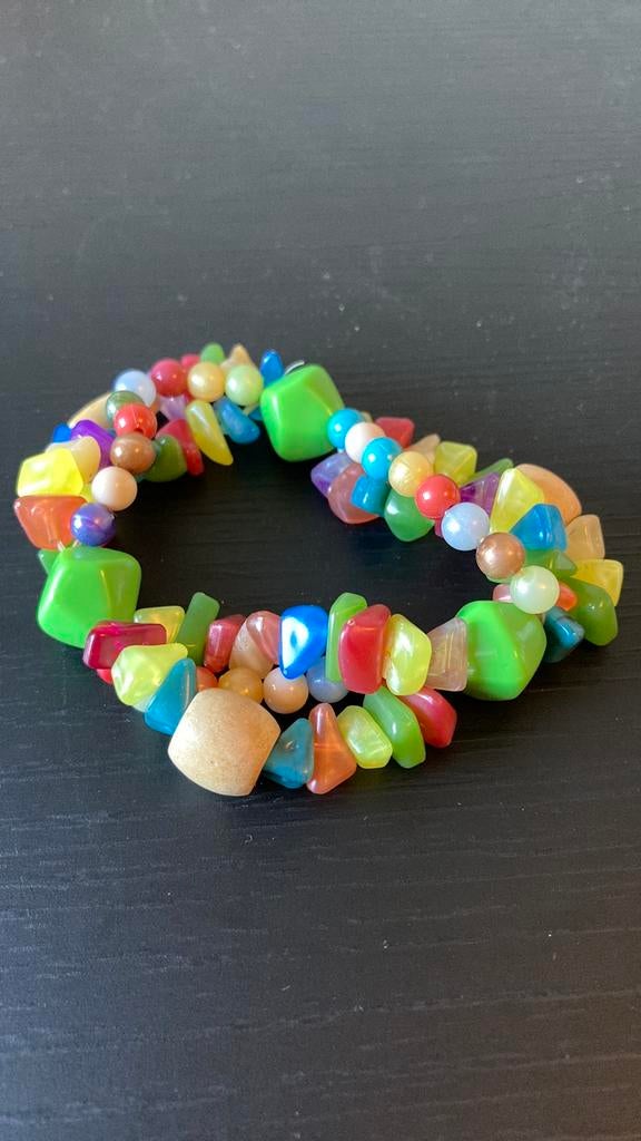 Kleurrijke trommelsteentjes armband, Ophalen of Verzenden, Zo goed als nieuw, Kunststof of Plastic