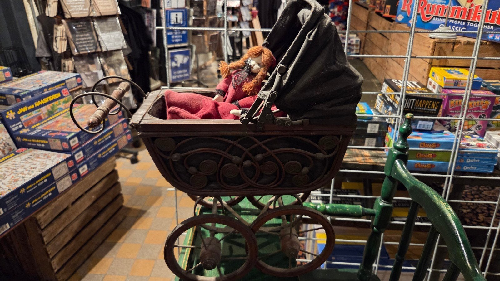 Antieke poppenwagen met poppen - Uniek decoratiestuk, Verzamelen, Poppen, Ophalen of Verzenden, Gebruikt, Pop