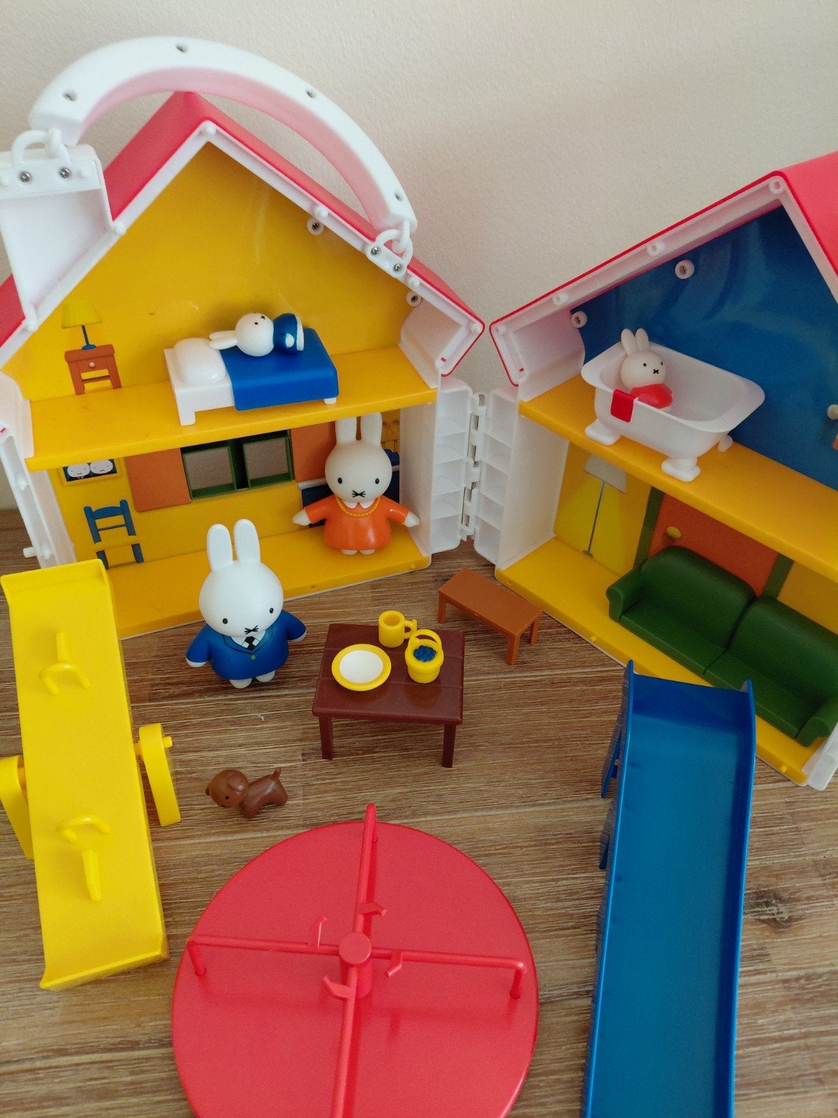 Nijntjes speelhuisje,compleet met nieuwe speeltuin., Ophalen of Verzenden, Zo goed als nieuw, Poppenhuis