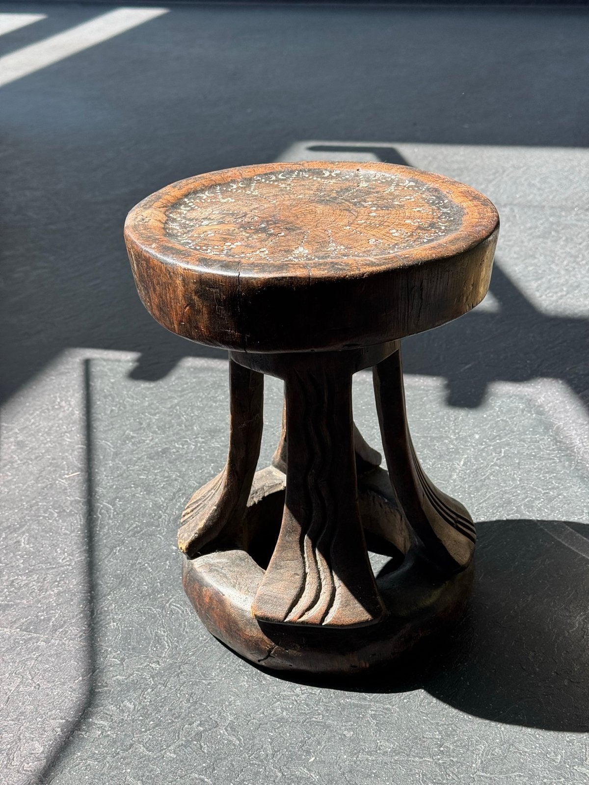 Handgemaakte houten kruk met ingelegde decoratie, Ophalen of Verzenden