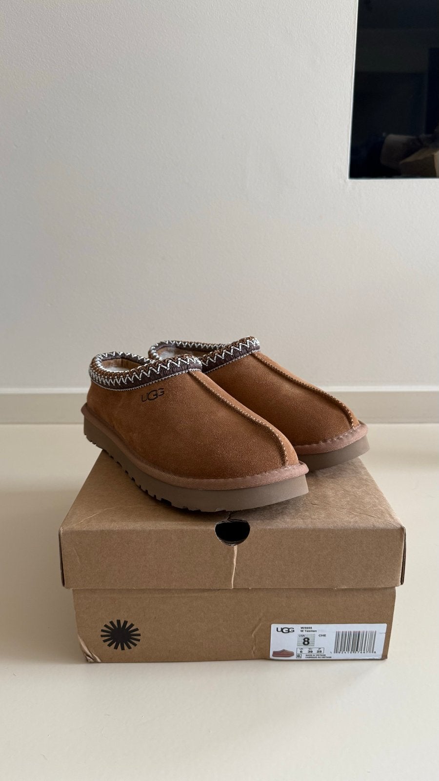 Uggs Tasman Chestnut - Maat 39 (valt als 38), Ophalen of Verzenden, Nieuw, Bruin, Pantoffels of Sloffen