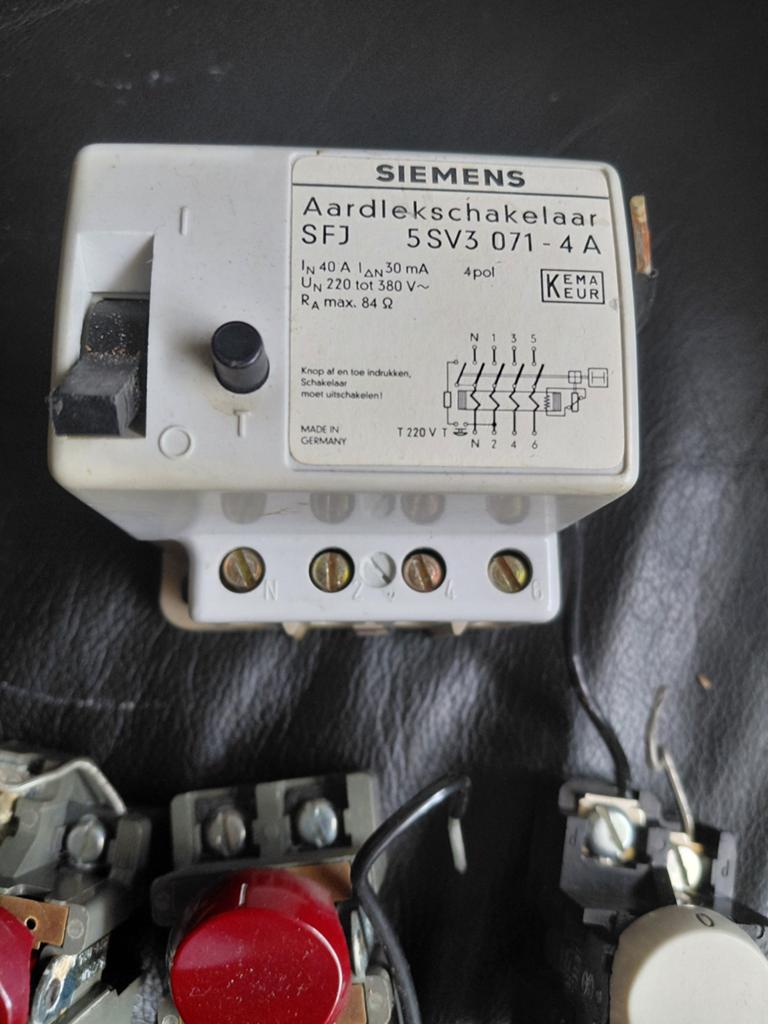 Siemens aardlekschakelaar en diverse schakelaars, Ophalen of Verzenden, Gebruikt, Schakelaar