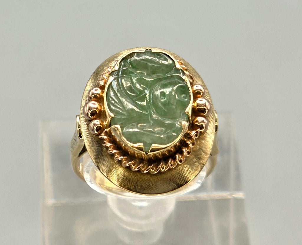 Gouden Vintage ring met bewerkte edelsteen jade. 2026/655, Ophalen of Verzenden, Goud, Ring, Met edelsteen
