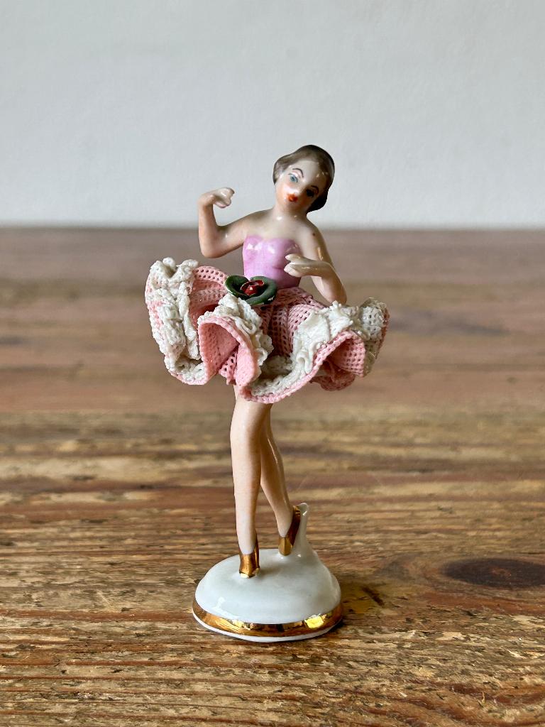 Sculptuur - Danseres - Porselein - zeer fijn bewerkt, Ophalen of Verzenden