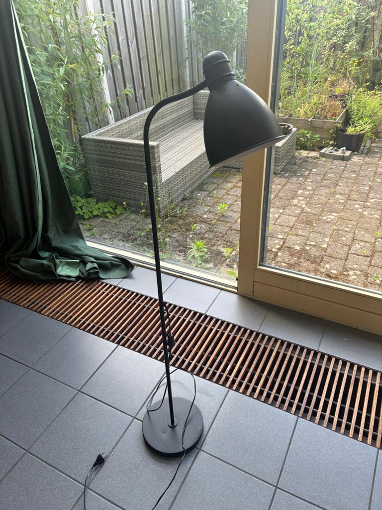 Zwarte vloerlamp met verstelbare kap, Huis en Inrichting, Lampen | Vloerlampen, Ophalen, Gebruikt, Metaal, 150 tot 200 cm