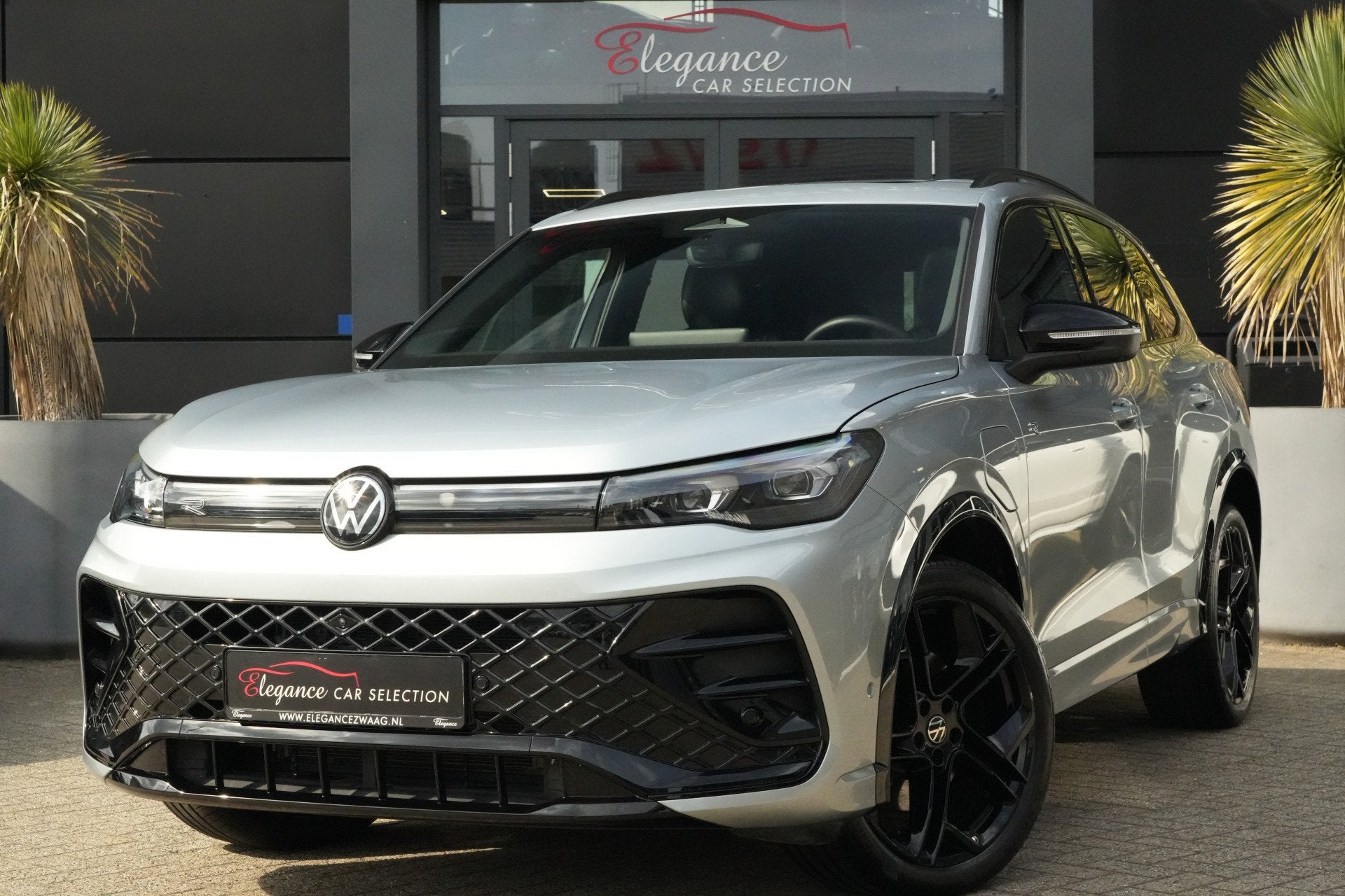 Volkswagen Tiguan 1.5 eHybrid R-Line Edition Panoramadak/Tre, Auto's, Volkswagen, Zwart, 4 cilinders, SUV of Terreinwagen, Te koop