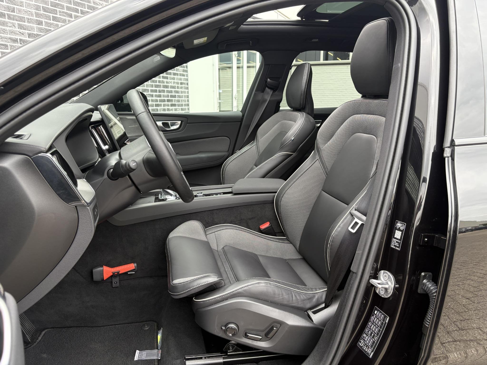 Volvo XC60 2.0 T6 Plug-in Hybrid AWD Ultra Black Edition | P, Auto's, Gebruikt, Euro 6, 4 cilinders, Zwart