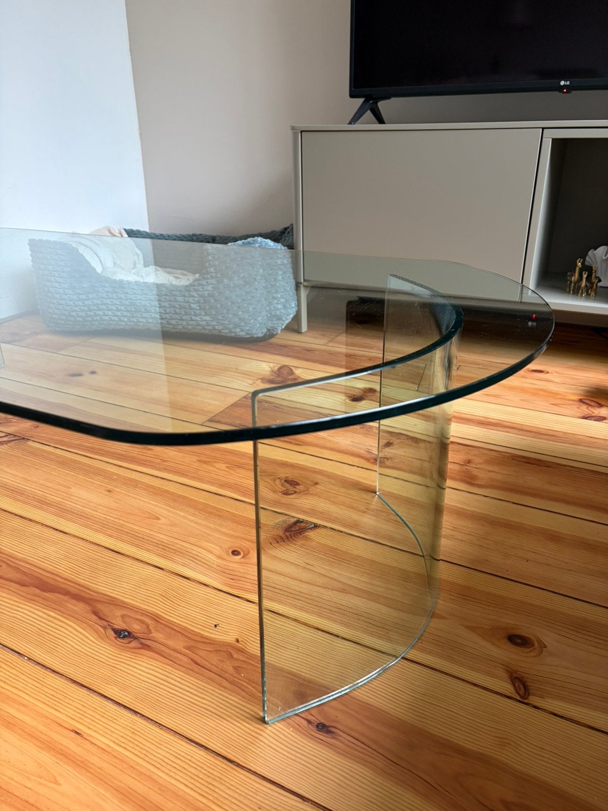 Gebogen glazen salontafel met glazen poot, Huis en Inrichting, Ophalen, Gebruikt, 100 tot 150 cm, Design