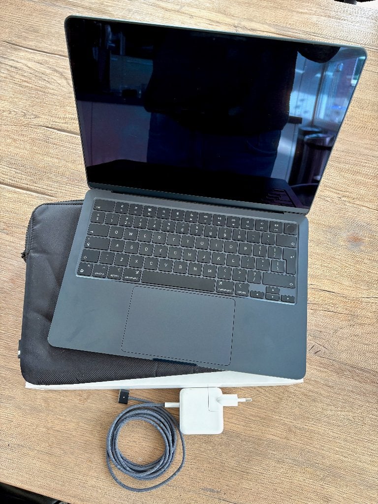 Macbook Air M2 256GB 8GB (2023) met lader en hoes, 256 GB, 8 GB, 13 inch, Minder dan 2 Ghz