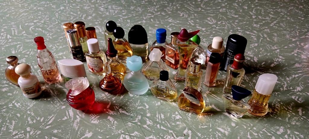 30 miniatuur parfum flesjes voor de verzamelaar, Ophalen of Verzenden, Gebruikt, Miniatuur, Gevuld