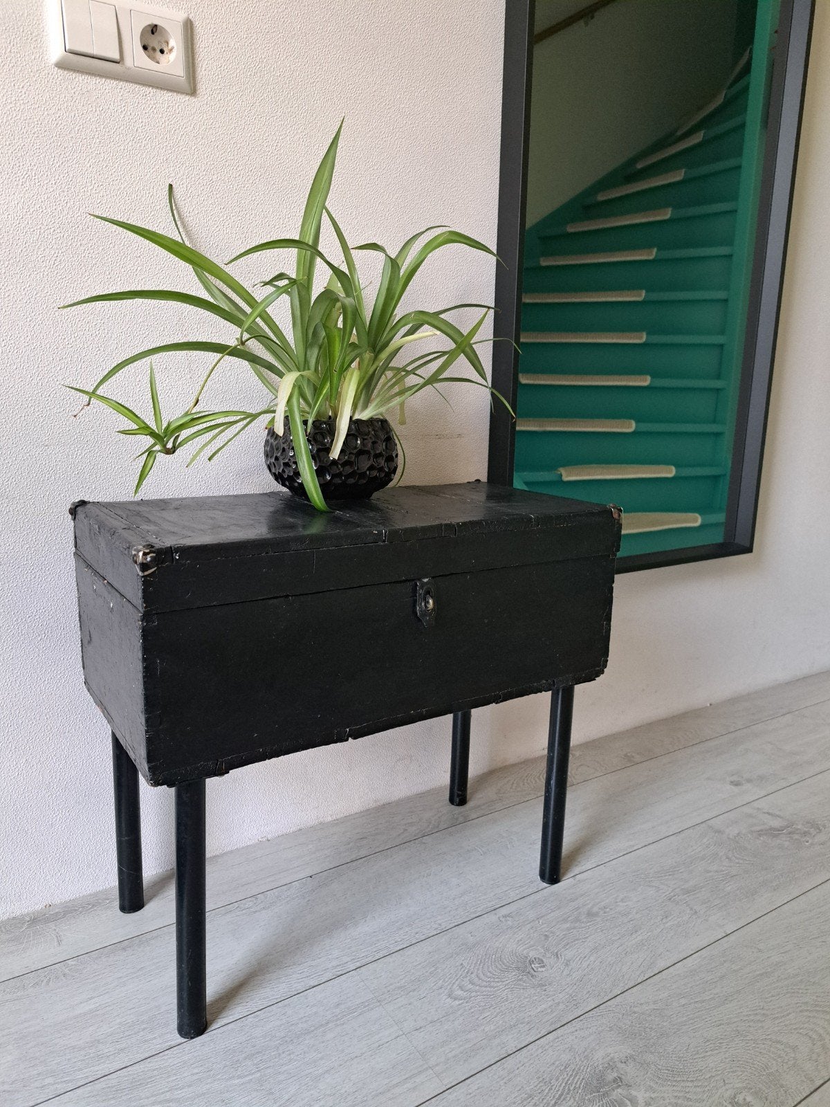 een zeer mooie zwarte houten kist op poten, een tafel, Sba, 1103bg, Ophalen of Verzenden, Zo goed als nieuw