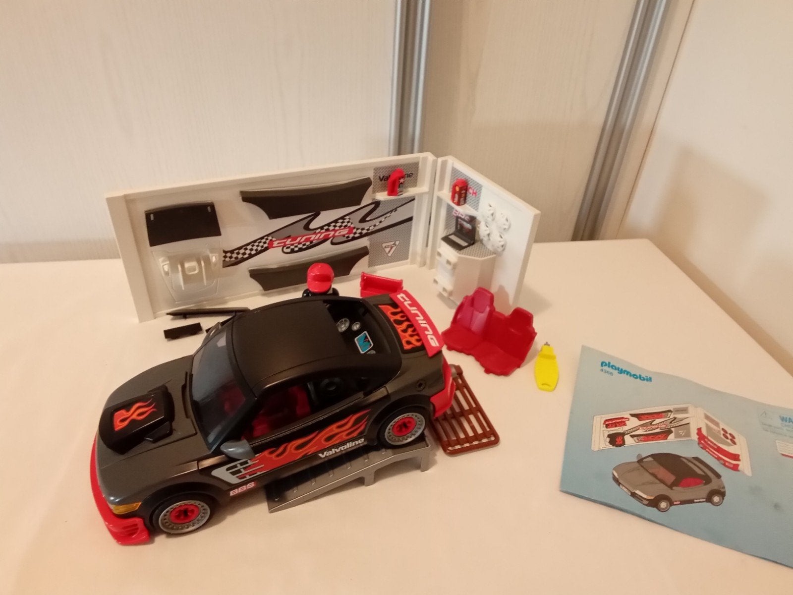 Playmobil 4366 zwarte sportwagen met muziek in shop compleet, Gebruikt, Complete set, Voertuig, Ophalen of Verzenden