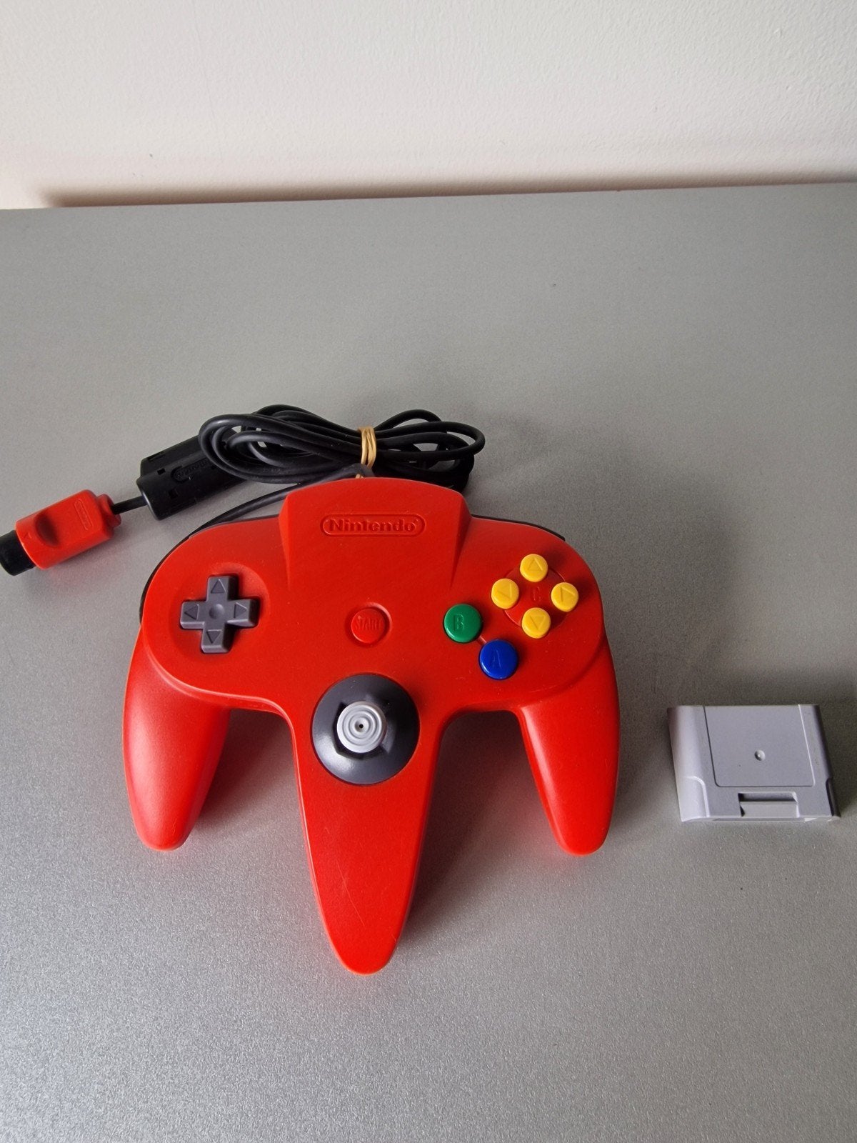 Nintendo 64 controller origineel - red, Ophalen of Verzenden, Zo goed als nieuw, Met 1 controller