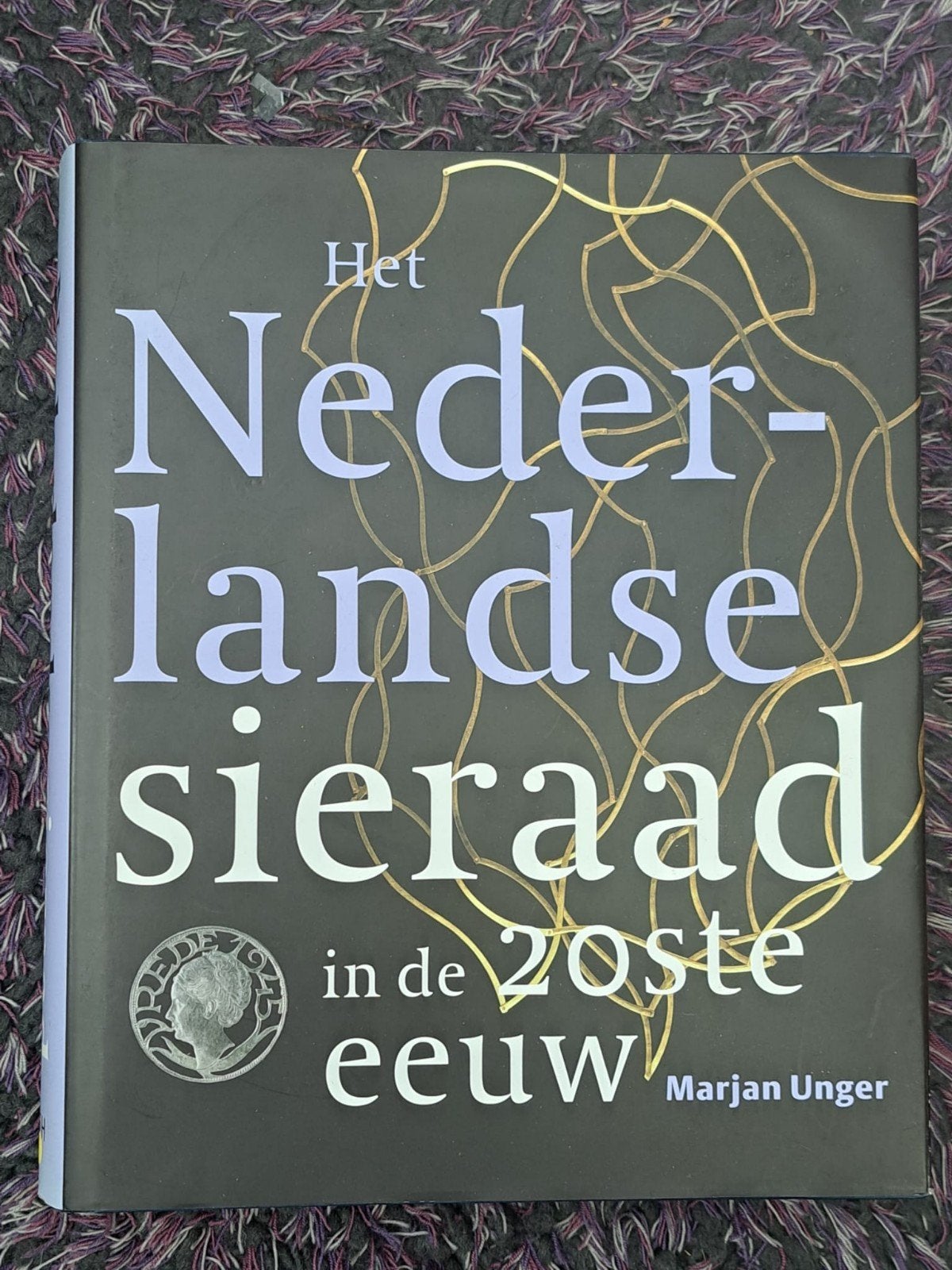 Boek - Nederlandse Sieraad in de 20e eeuw, Ophalen of Verzenden, Gelezen, Overige onderwerpen, Marjan Unger