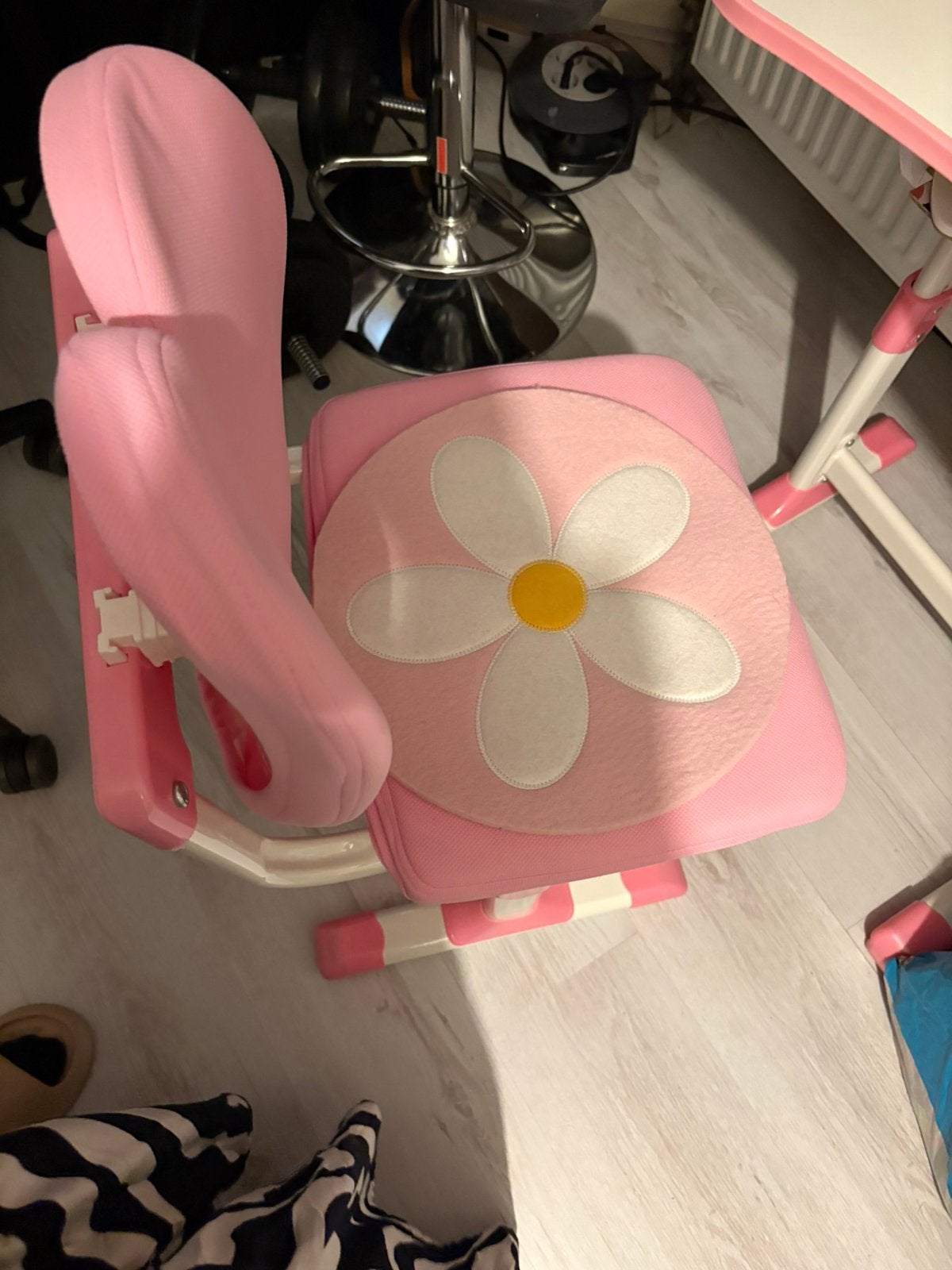 Kinderbureau roze met nieuwe kinder accessoires, Ophalen, In hoogte verstelbaar, Zo goed als nieuw