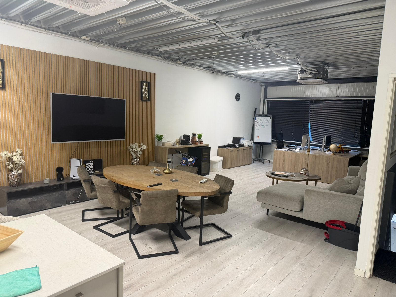 TER OVERNAME – GARAGE MET LUXE KANTOORRUIMTE IN VIJFHUIZEN, 140 m², Huur, Bedrijfsruimte