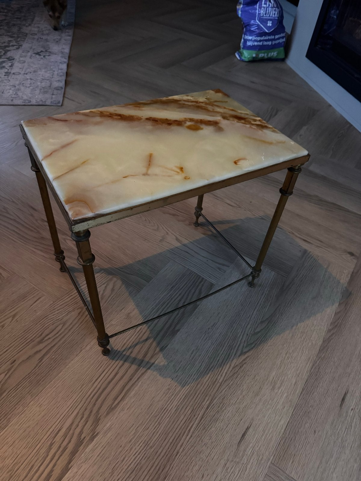 Antieke  bijzettafel met onyx blad en messing onderstel, Ophalen