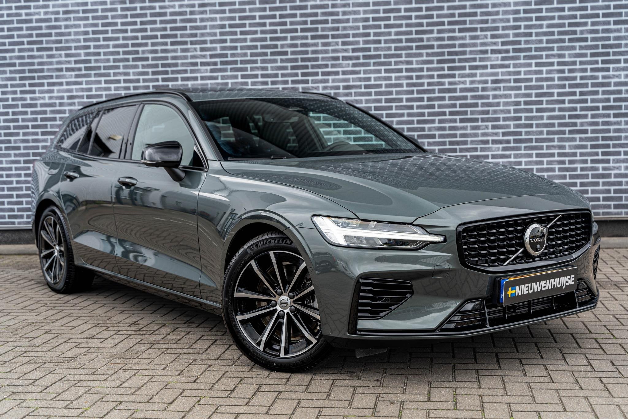 Volvo V60 2.0 T8 Plug-in Hybrid AWD Plus Dark | PHEV Long Ra, Auto's, Volvo, Stof, Gebruikt, Euro 6, 4 cilinders