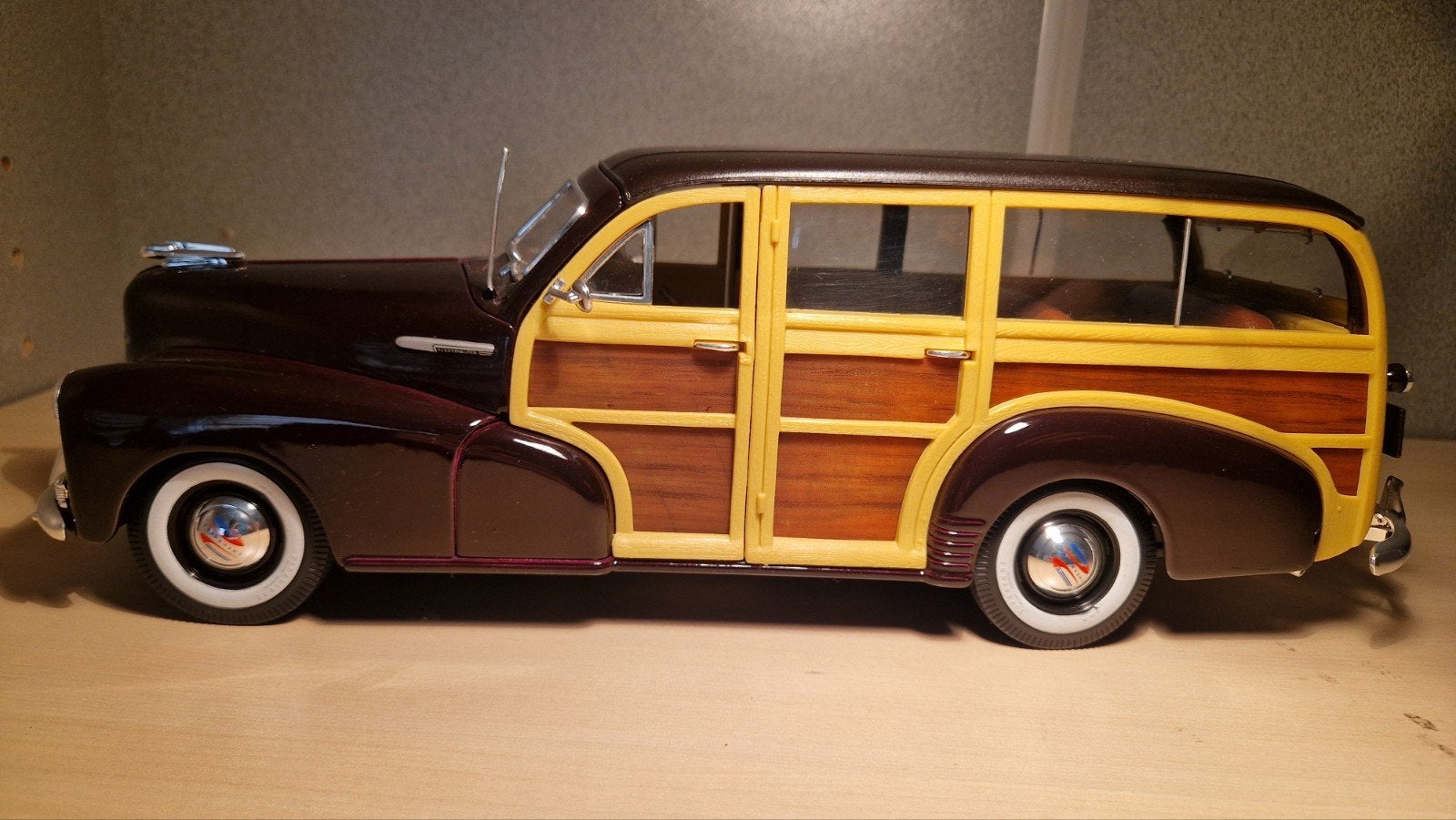 Modelauto 1948 Chevrolet Woody - Gedetailleerd schaalmodel, Ophalen of Verzenden, Zo goed als nieuw, Overige merken
