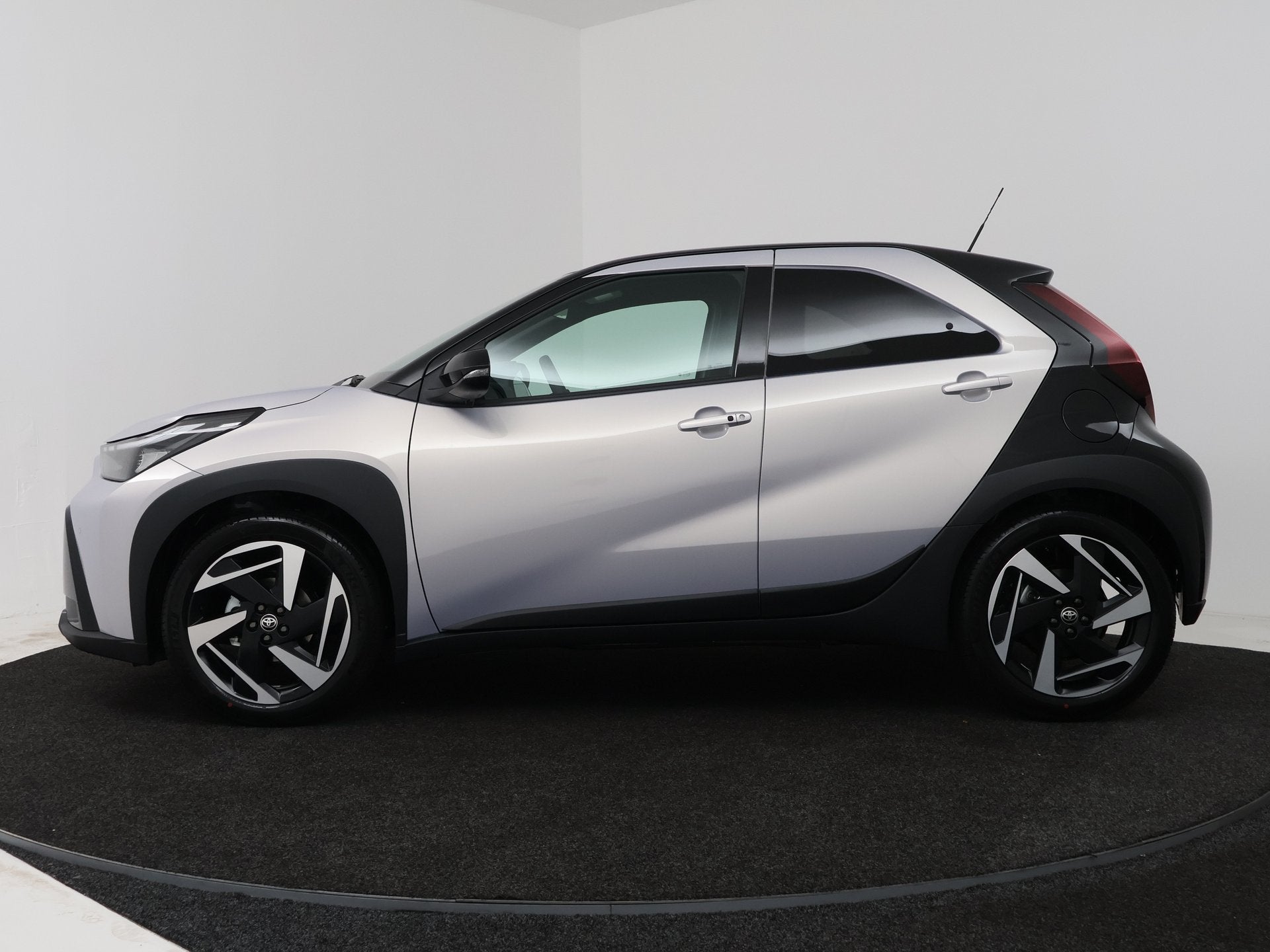 Toyota Aygo X Hybrid 115 envy IVN 1595418 (bj 2026), Auto's, Overige kleuren, 4 stoelen, Hybride Elektrisch/Benzine, 3 cilinders