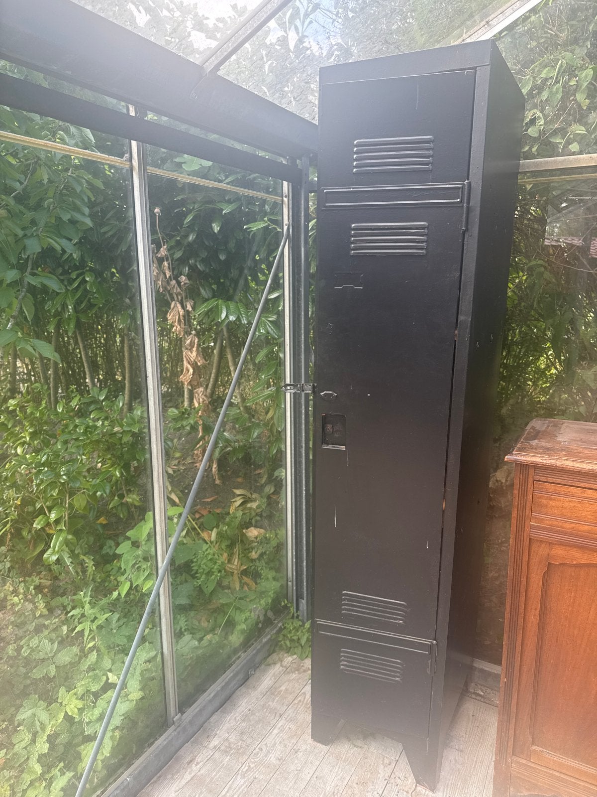 Zwarte metalen locker met houten planken, Huis en Inrichting, Kasten | Lockerkasten, Ophalen, Gebruikt