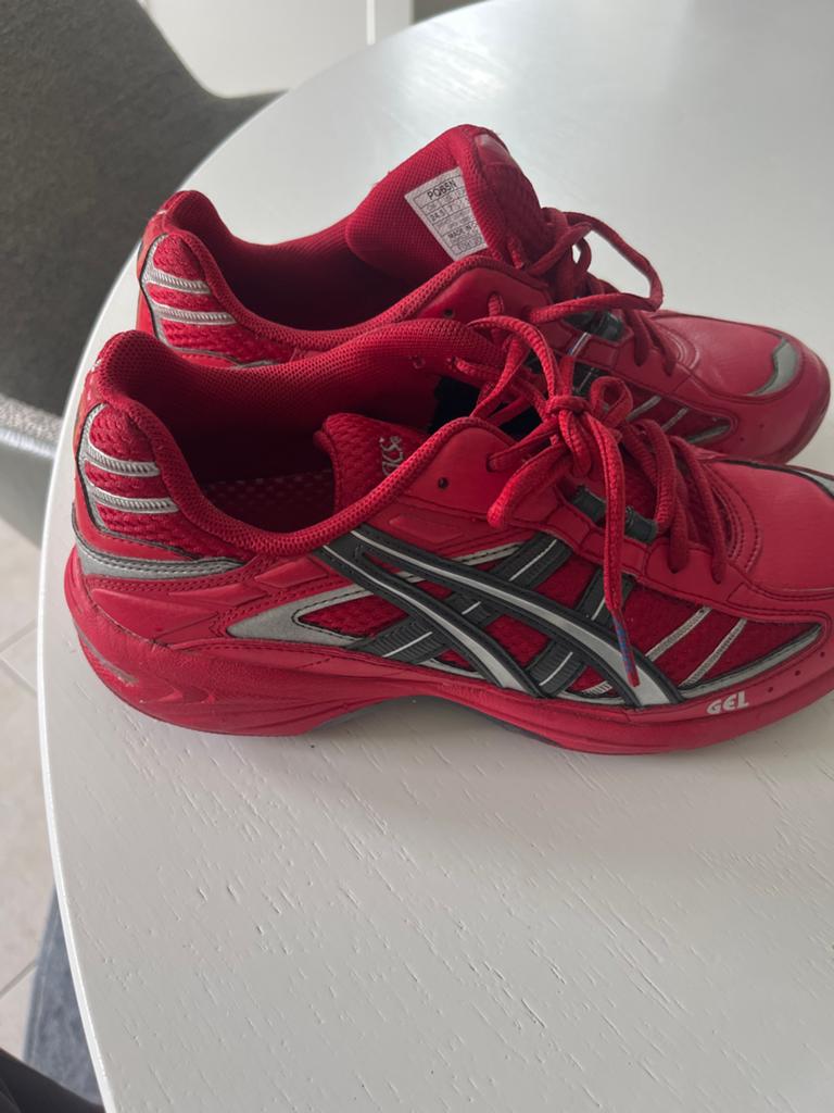 Rode Asics Hockeyschoenen / Sneakers - Zo goed als nieuw, Sport en Fitness, Hockey, Ophalen of Verzenden, Zo goed als nieuw, Schoenen